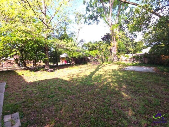 Building Photo - 230 Roycrest Dr