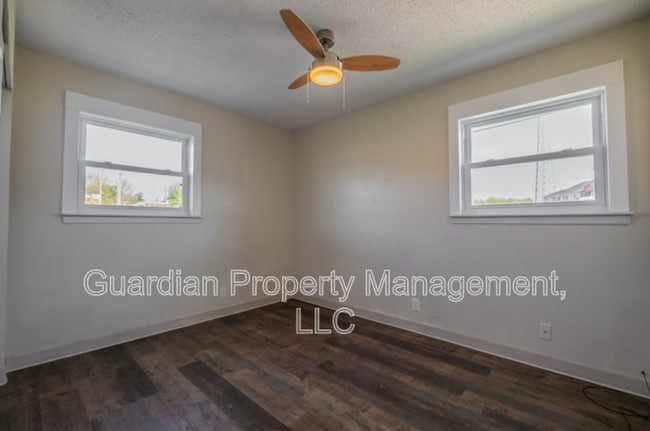 Building Photo - 518.5 W 8th St