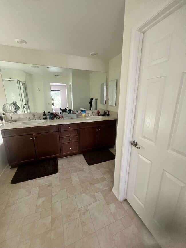 Building Photo - Spacious 4 Bed | 2-Story Townhome in Lake Pointe near Eastlake Vistas