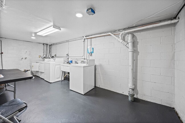 Building Photo - 6 Stenwick Dr