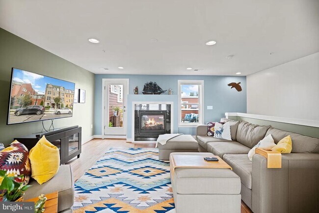 Building Photo - 710 Bluemont Ave