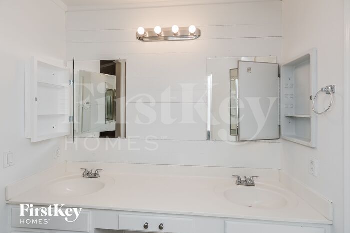 Building Photo - 755 S Del Rancho