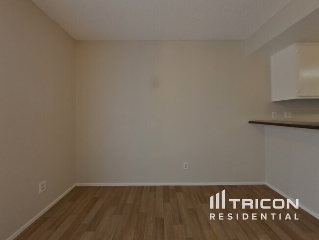 Building Photo - 1676 Round Mountain Cir