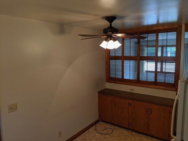 Building Photo - 850/852 Truax Boulevard