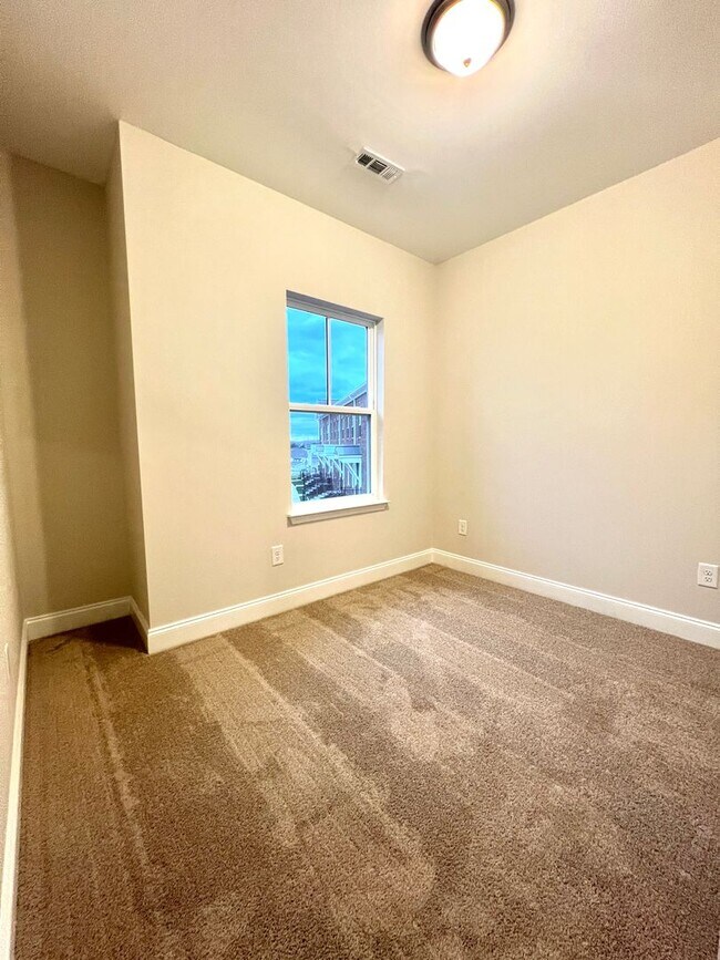 Building Photo - Like New 3 Bed, 4 Bath Townhome w/ 2 Car Garage