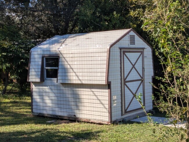 Building Photo - Gorgeous 3/2/2 Home, Great Location