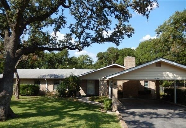 Building Photo - Available July 6: Spacious Home With Large...