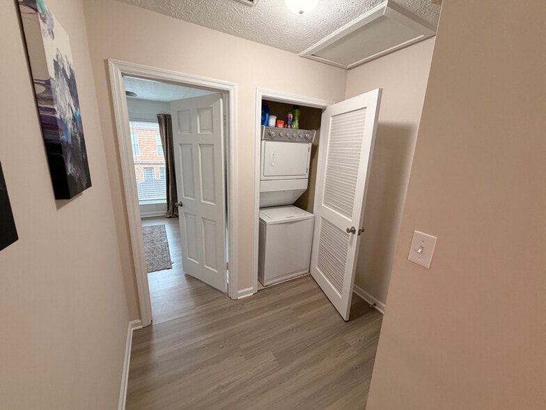 Building Photo - 245 Winding River Dr