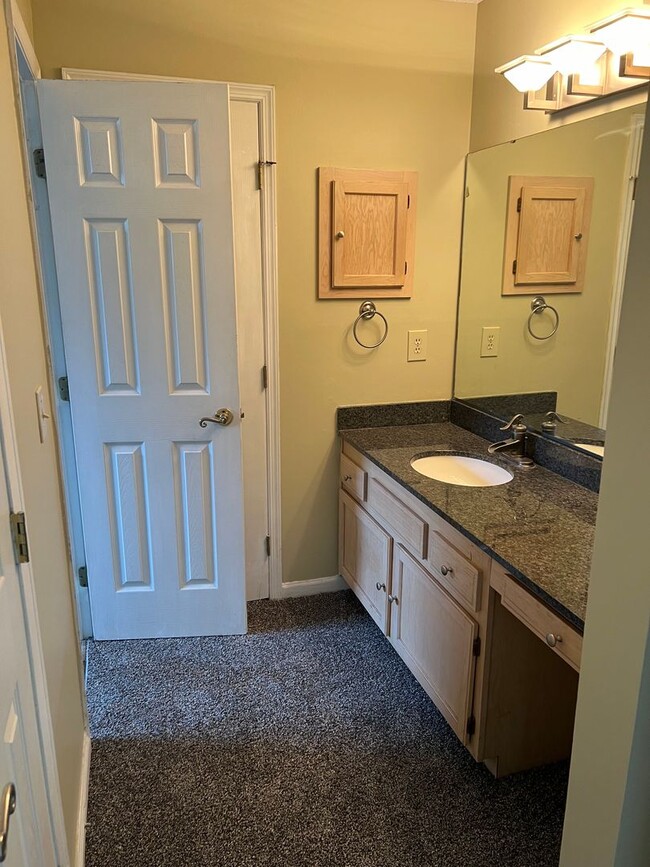 Building Photo - 3 bedroom 2 bath beauty