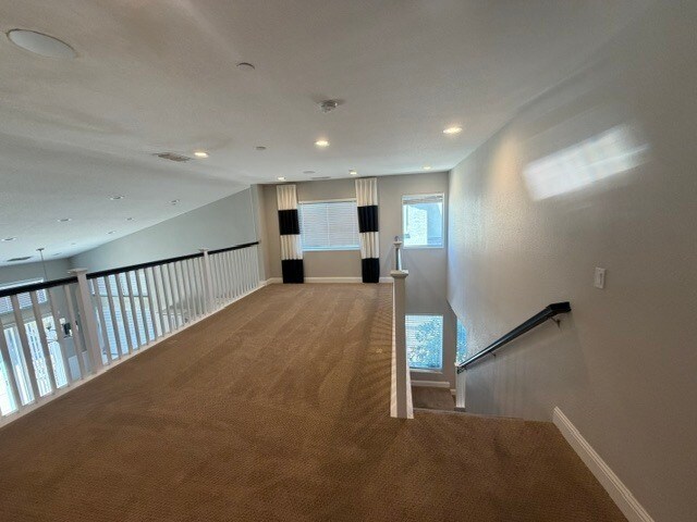 Building Photo - Gorgeous 3 Bedroom 3 Bathroom Plus Loft Area Home