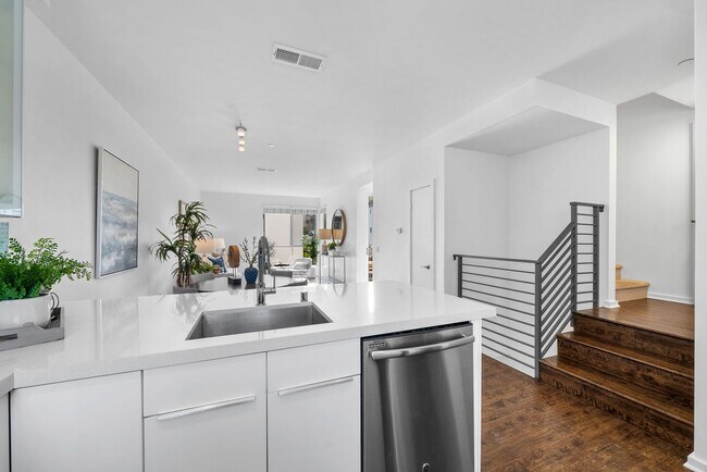 Building Photo - 3 bedroom 3.5 bath - Townhouse for rent