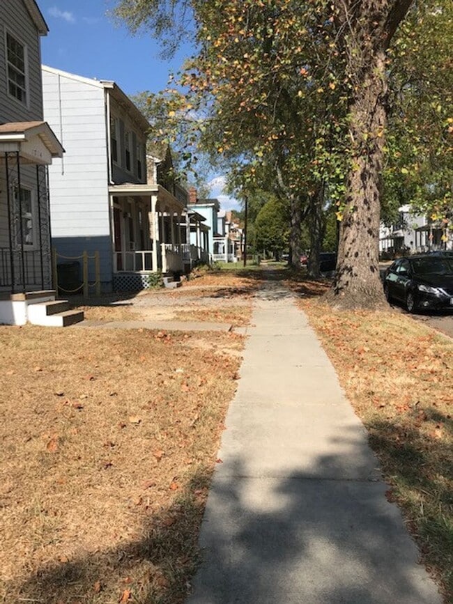 Building Photo - 2 Bedroom 1 Bath Upper Level unit-Close to...