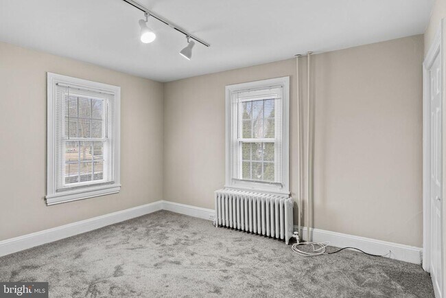 Building Photo - 716 E Railroad Ave