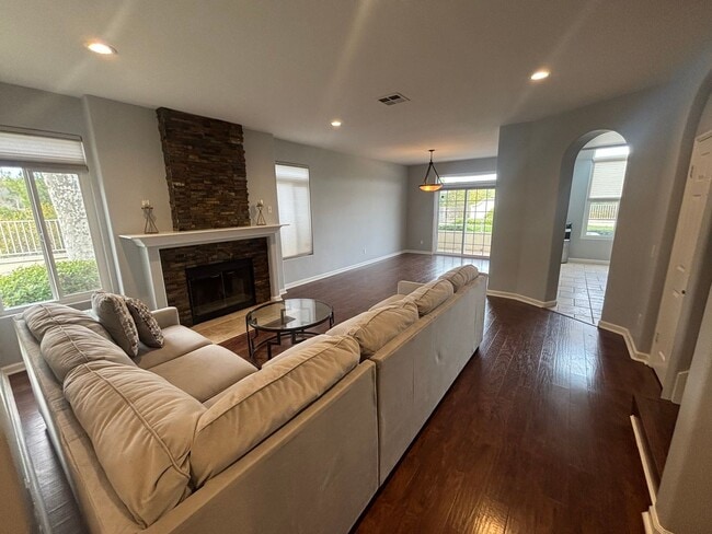 Building Photo - Beautiful 3-Bedroom Home in Gated Stevenson Ranch Enclave!