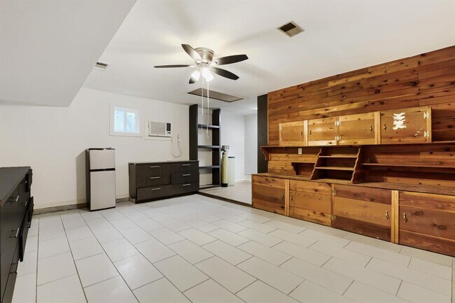 Building Photo - 12100 Clickett Cove