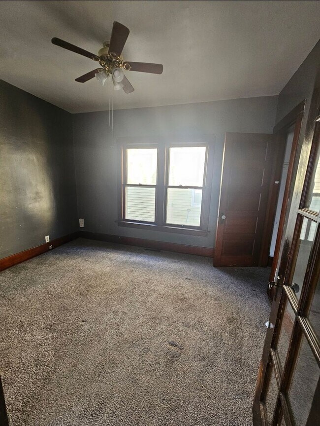 Building Photo - Newly Painted 2 bedroom