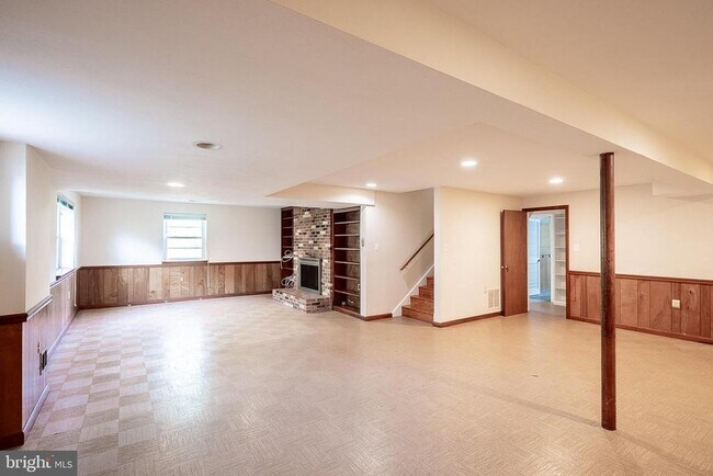 Building Photo - 6608 Fairlawn Dr