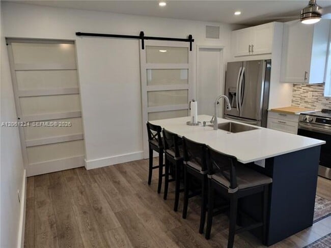 Building Photo - 2700 SW 28th Ct