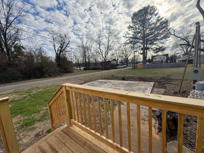 Building Photo - 4 Bedroom 2.5 Bathroom Home Available