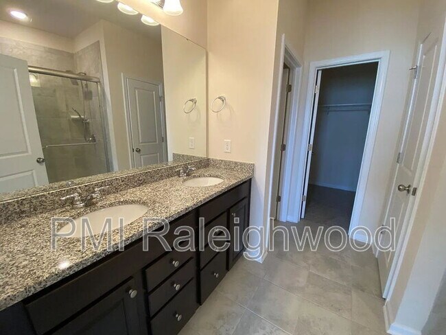 Building Photo - 2124 Fox Chapel Pl