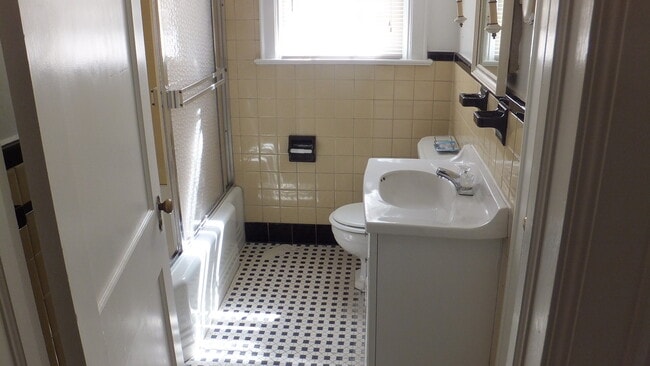 Building Photo - Two bedroom in great location