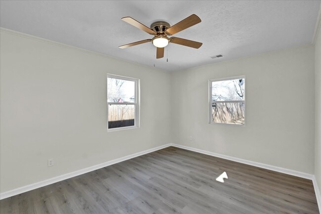Building Photo - 327 Alger Ave