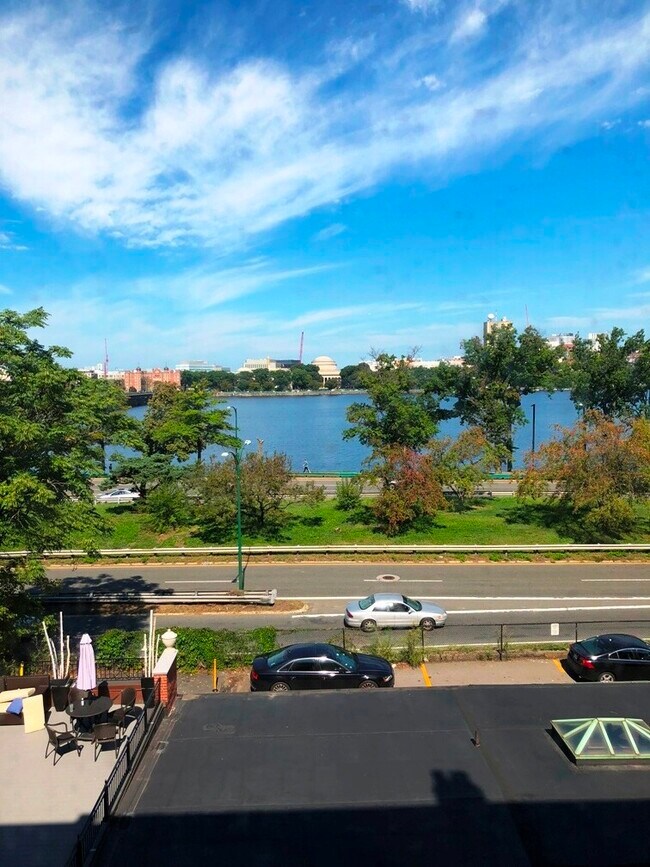 Building Photo - 471 Beacon St