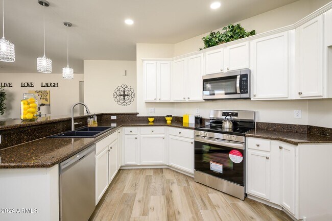 Building Photo - 17618 W Crocus Dr