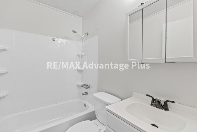 Building Photo - 4 Bedroom Home in Blackstone!
