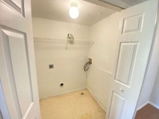 Building Photo - Second Floor Apartment with Balcony View! ...