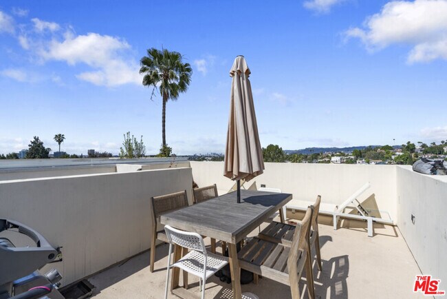 Building Photo - 738 Parkman Ave