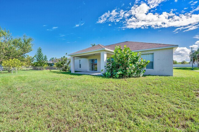 Building Photo - 446 SW S Quick Cir