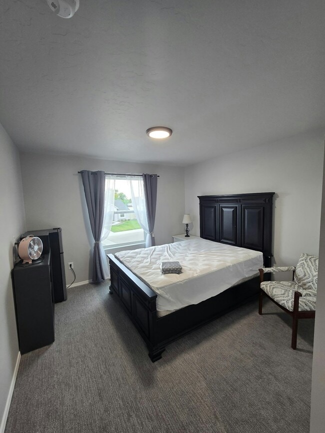 Building Photo - 672 S Blackfoot