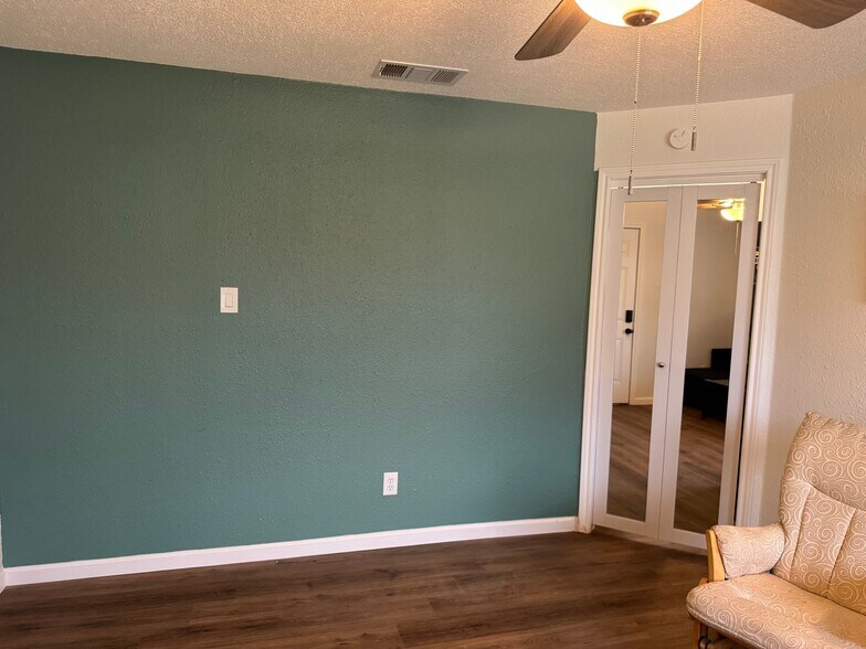 Building Photo - 1123 Disraeli Cir