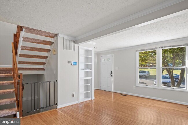 Building Photo - Conveniently Located Townhouse with Versatile Living Spaces