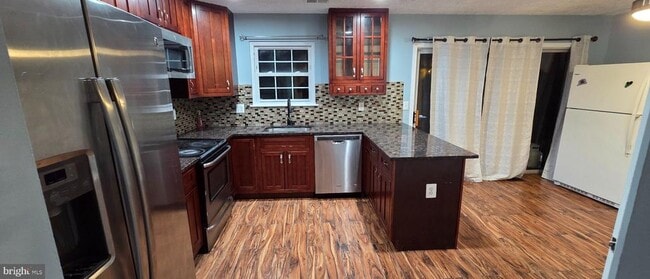 Building Photo - 323 Lindera Ct