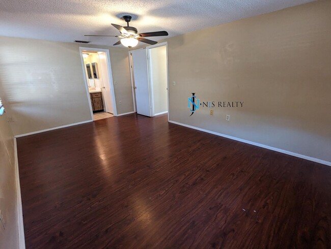 Building Photo - BEAUTIFUL 3/2/1 1525 Sq. Ft. with open flo...