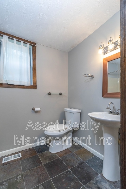 Building Photo - 820 Luttrell St