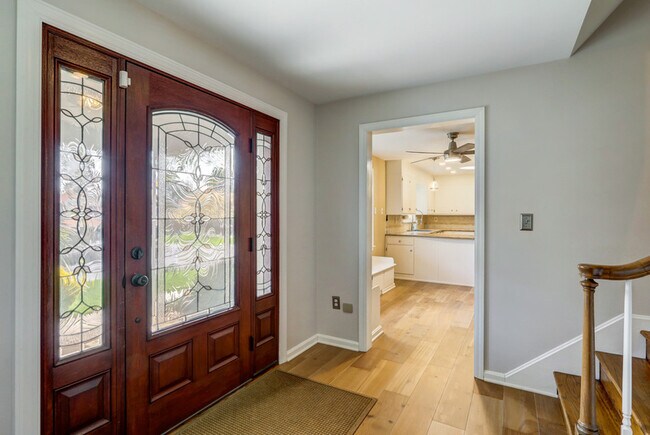 Building Photo - 1827 Larchmont Ln