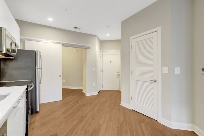 Building Photo - 1 bedroom 1 bathroom condo available immediately for rent