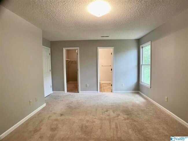 Building Photo - 158 Hollington Dr NE