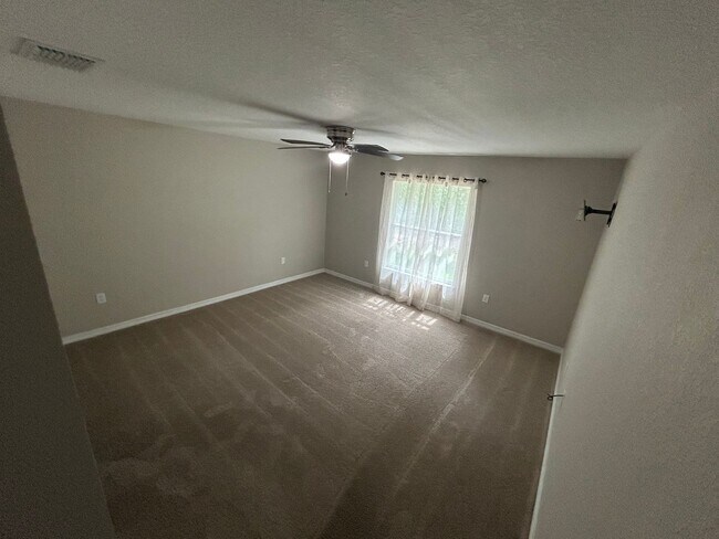 Building Photo - Rainbow Acres 3/2 Large Lot and Garage
