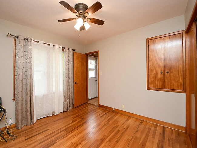 Building Photo - 405 E 5th St