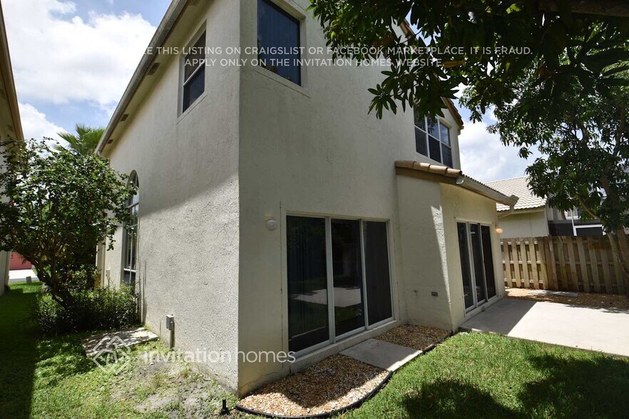 Building Photo - 7640 Colony Palm Dr