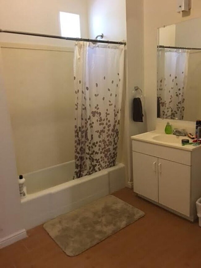 Building Photo - Private Guy Room in 5 bedroom 2 bath triplex