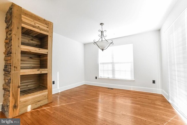 Building Photo - 3100 Esser Pl