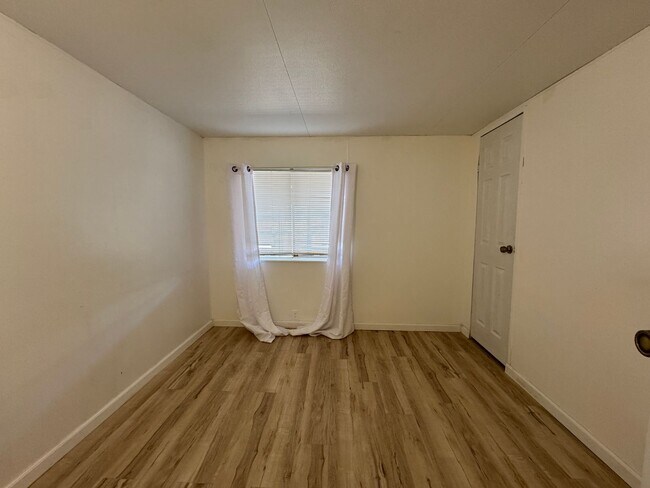 Building Photo - 2BR Mobile Unfurnished recent remodel/Refr...