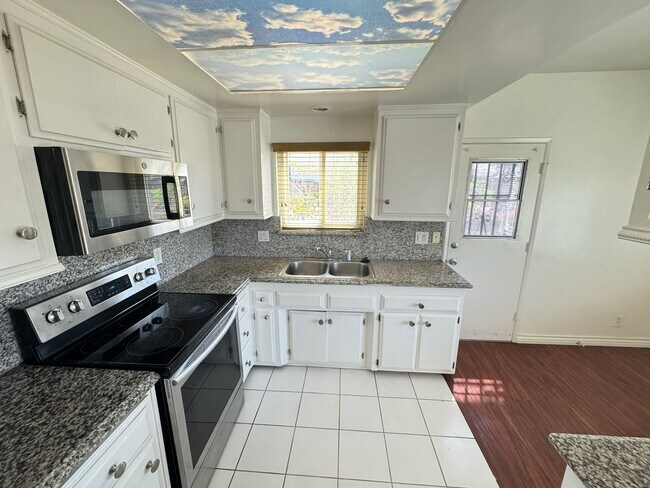 Building Photo - 1073R
