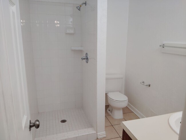Building Photo - 543-545 Canary Lane
