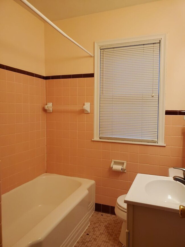 Building Photo - 1521-1525 Oxford St North